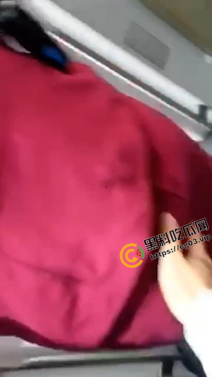 男子尾随高铁乘务员撸在制服上 趁她擦拭还去摸屁股  第6张