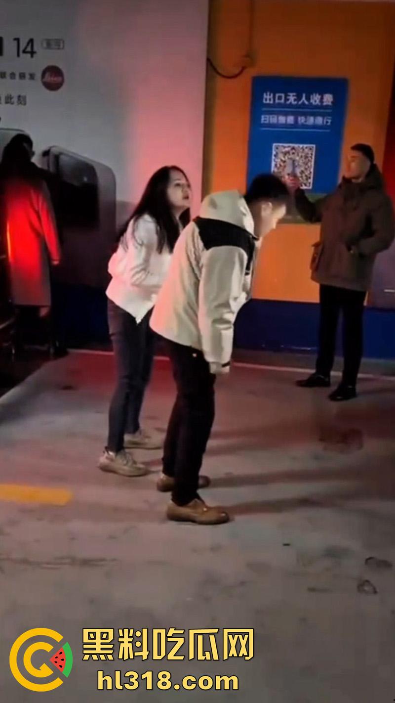 地下停车场捉奸，女子联合亲友抓小三，当场逮住老公和小三亲热，将两人围堵殴打，打人者已经被刑拘！  第1张