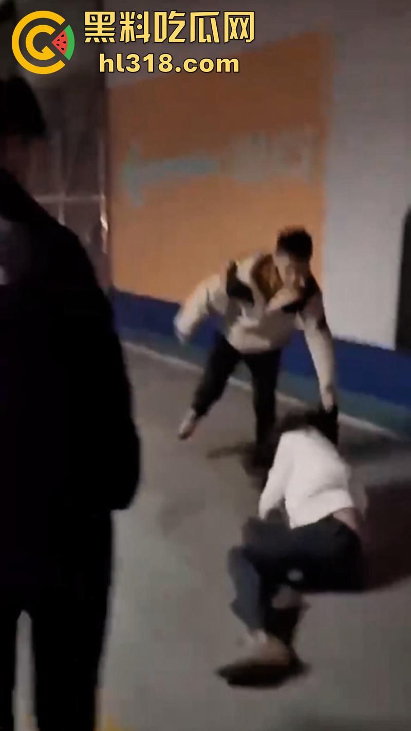 地下停车场捉奸，女子联合亲友抓小三，当场逮住老公和小三亲热，将两人围堵殴打，打人者已经被刑拘！  第4张