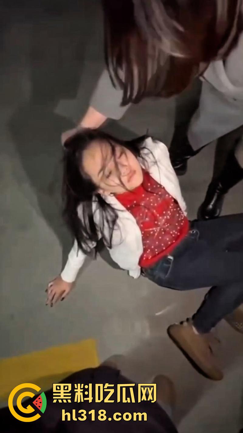地下停车场捉奸，女子联合亲友抓小三，当场逮住老公和小三亲热，将两人围堵殴打，打人者已经被刑拘！  第6张
