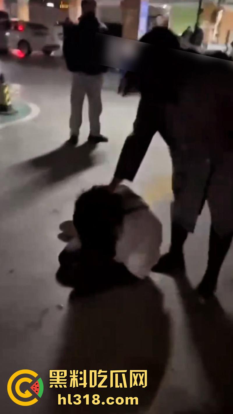 地下停车场捉奸，女子联合亲友抓小三，当场逮住老公和小三亲热，将两人围堵殴打，打人者已经被刑拘！  第7张