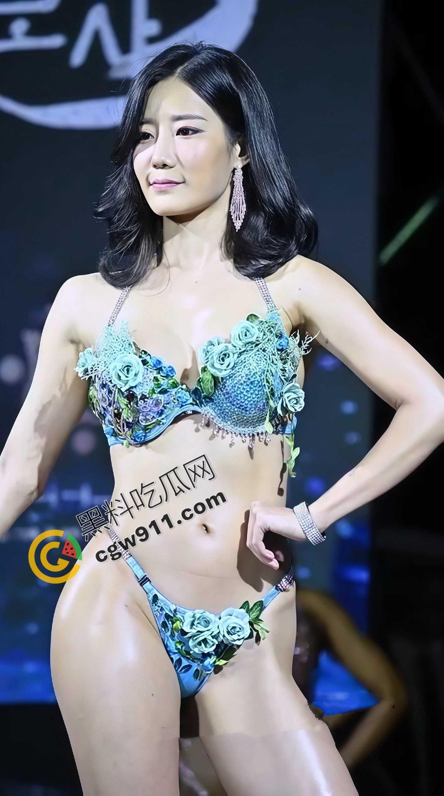 2025亚洲健美大赛紧身衣裹不住的巨乳蜜桃翘臀，汗水顺着大腿滴落，每一下都在撩爆观众欲火！  第7张