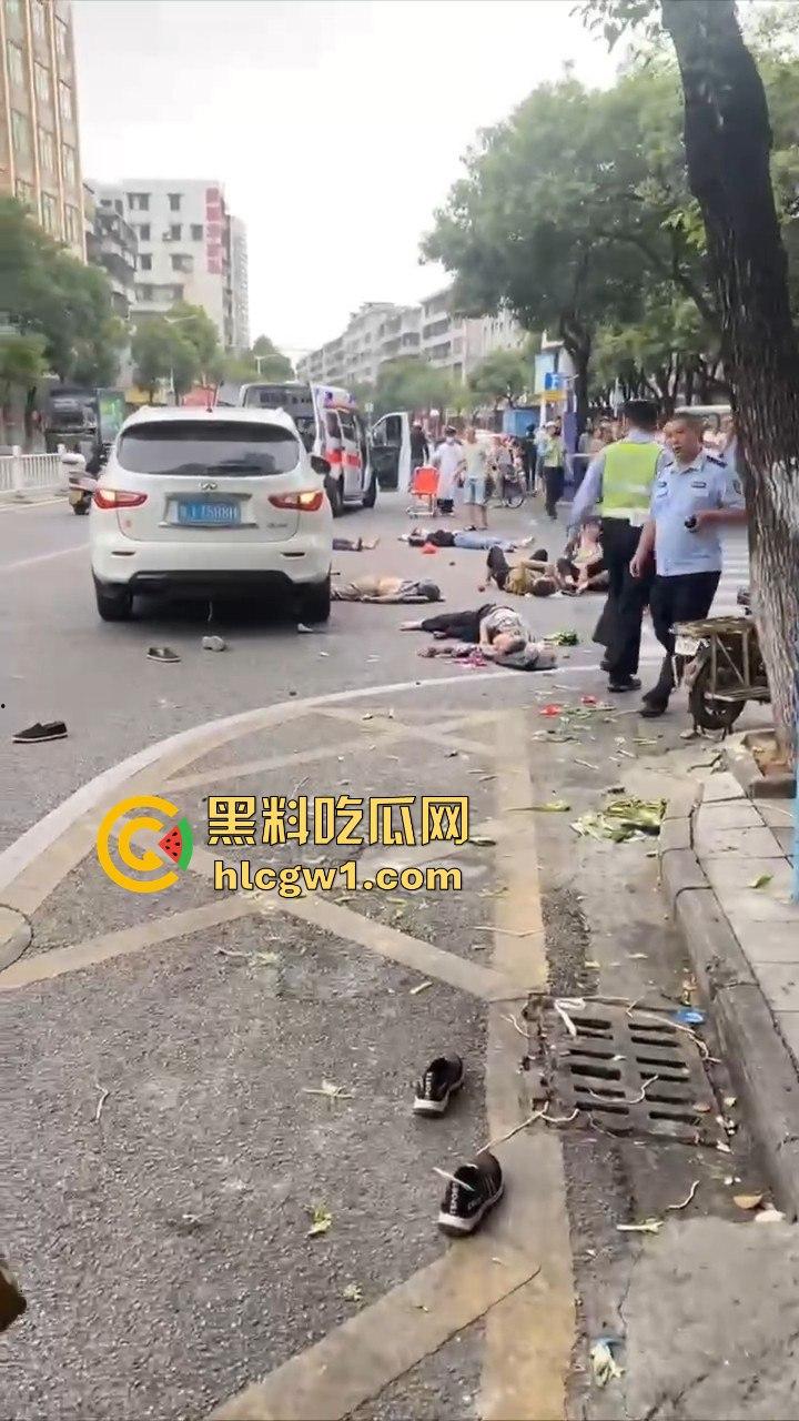 开平市街上惊现人肉保龄球！男子驾车撞飞8人，连刹车都懒得碰，不带刹车像玩游戏一样！  第3张