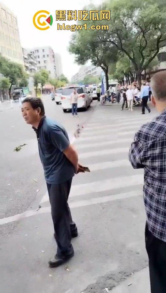 开平市街上惊现人肉保龄球！男子驾车撞飞8人，连刹车都懒得碰，不带刹车像玩游戏一样！  第4张