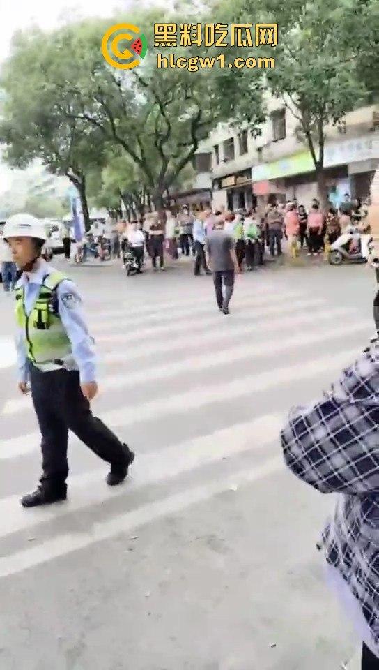 开平市街上惊现人肉保龄球！男子驾车撞飞8人，连刹车都懒得碰，不带刹车像玩游戏一样！  第7张