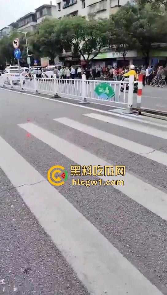 开平市街上惊现人肉保龄球！男子驾车撞飞8人，连刹车都懒得碰，不带刹车像玩游戏一样！  第8张