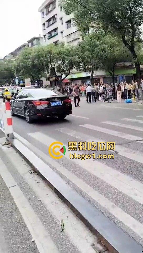 开平市街上惊现人肉保龄球！男子驾车撞飞8人，连刹车都懒得碰，不带刹车像玩游戏一样！  第9张