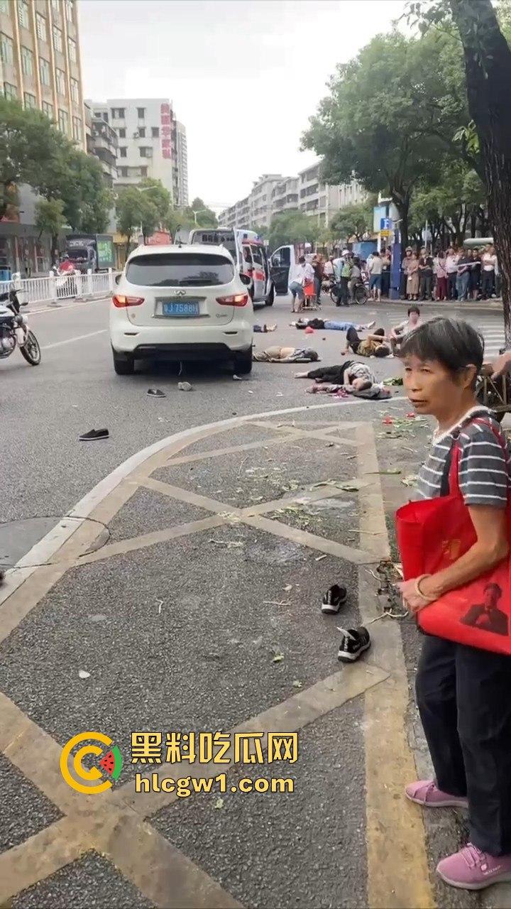 开平市街上惊现人肉保龄球！男子驾车撞飞8人，连刹车都懒得碰，不带刹车像玩游戏一样！  第10张