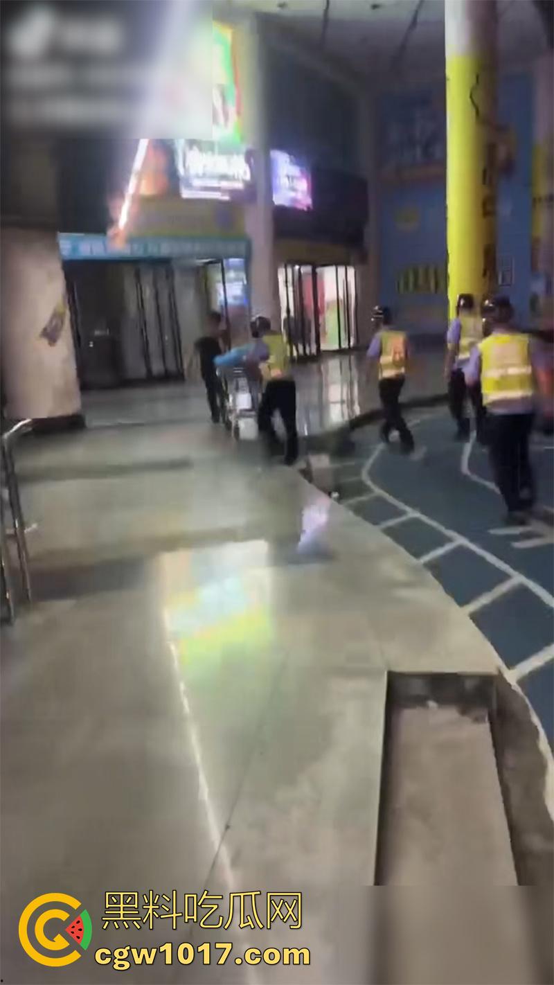 商场玩真人CS，竟真玩出人命了，广东阳江某商场，举办真人cs，竟用帆布当掩体，导致18岁男子掉下去摔死！  第4张