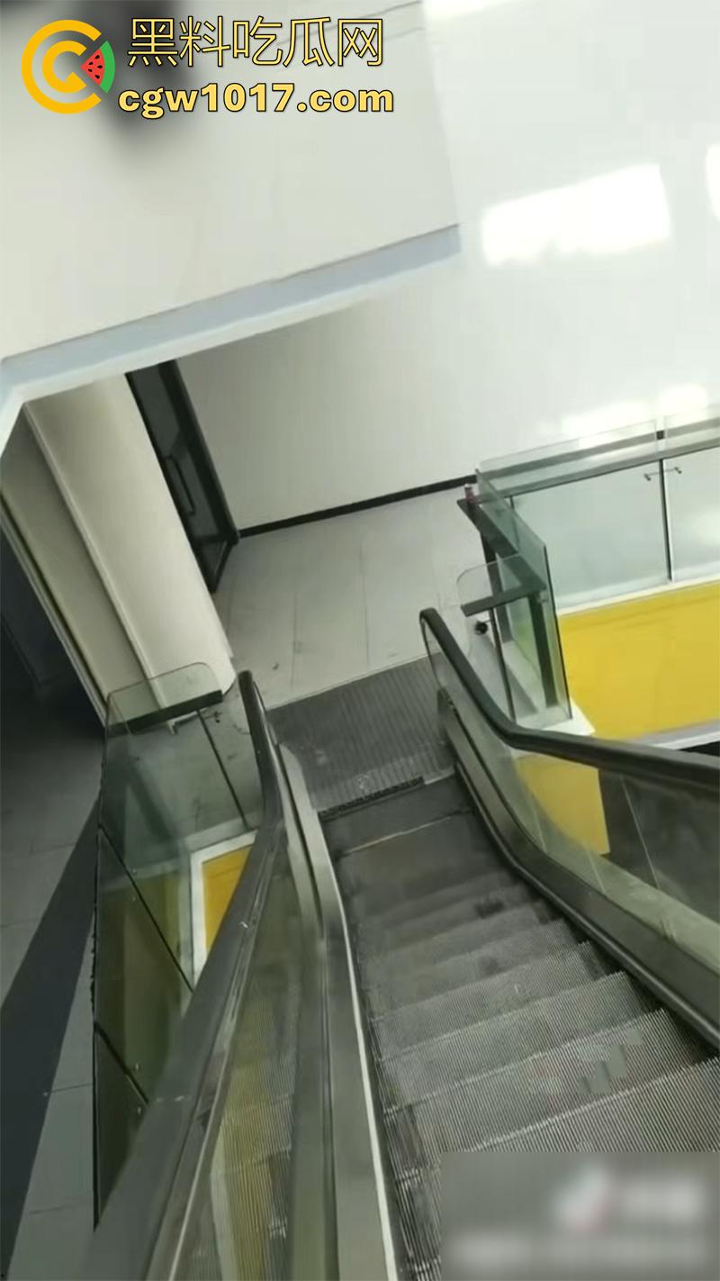 商场玩真人CS，竟真玩出人命了，广东阳江某商场，举办真人cs，竟用帆布当掩体，导致18岁男子掉下去摔死！  第5张