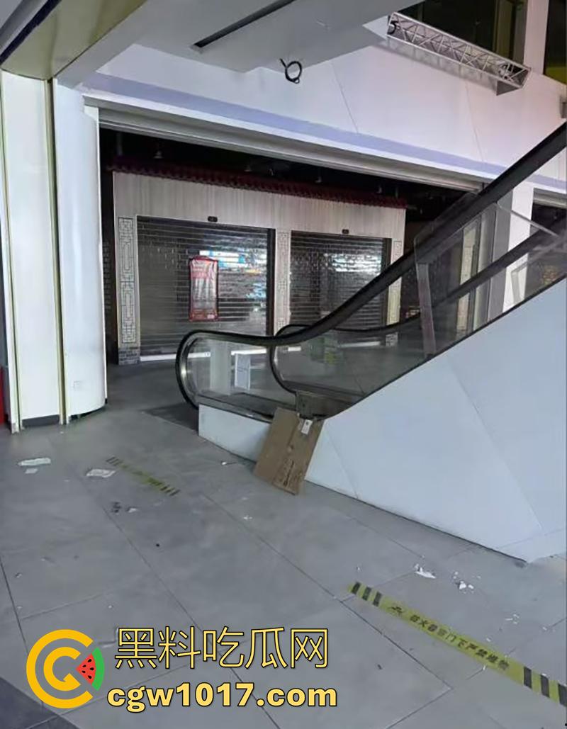 商场玩真人CS，竟真玩出人命了，广东阳江某商场，举办真人cs，竟用帆布当掩体，导致18岁男子掉下去摔死！  第6张