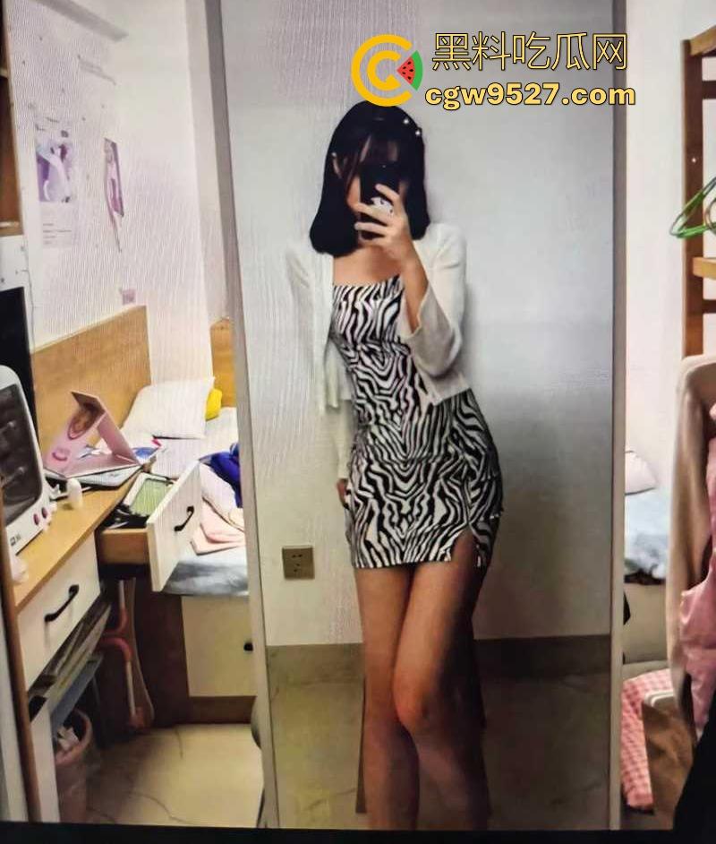 武汉理工大学学姐【李琪】性爱分手后遭渣男无情泄露，骚逼的性爱生活一览无遗，十分反差十分淫骚！  第3张