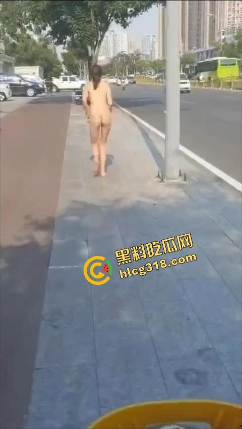 郑州街头惊现全裸妹子游街,任务完成得太彻底,帽子叔叔追着递毛巾,妹子边跑边喊我是主人的狗! 第7张 郑州街头惊现全裸妹子游街,任务完成得太彻底,帽子叔叔追着递毛巾,妹子边跑边喊我是主人的狗! 第7张