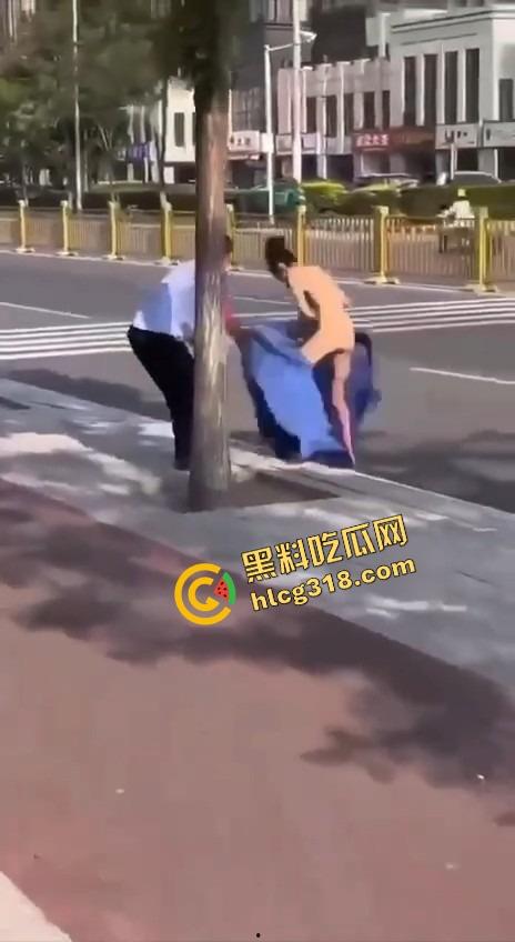 郑州街头惊现全裸妹子游街,任务完成得太彻底,帽子叔叔追着递毛巾,妹子边跑边喊我是主人的狗! 第14张 郑州街头惊现全裸妹子游街,任务完成得太彻底,帽子叔叔追着递毛巾,妹子边跑边喊我是主人的狗! 第14张