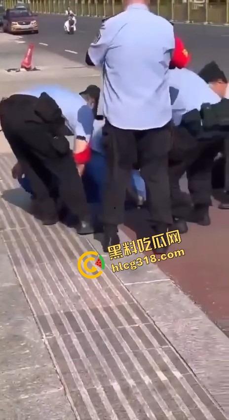 郑州街头惊现全裸妹子游街,任务完成得太彻底,帽子叔叔追着递毛巾,妹子边跑边喊我是主人的狗! 第16张 郑州街头惊现全裸妹子游街,任务完成得太彻底,帽子叔叔追着递毛巾,妹子边跑边喊我是主人的狗! 第16张