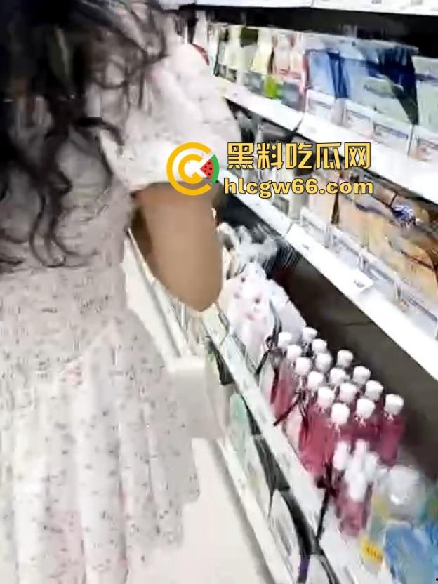 俩女同骚母狗塞跳蛋逛街，超市玩露出一路颤着浪叫进了更衣室，玩逼玩到高潮尿都流一地！  第12张