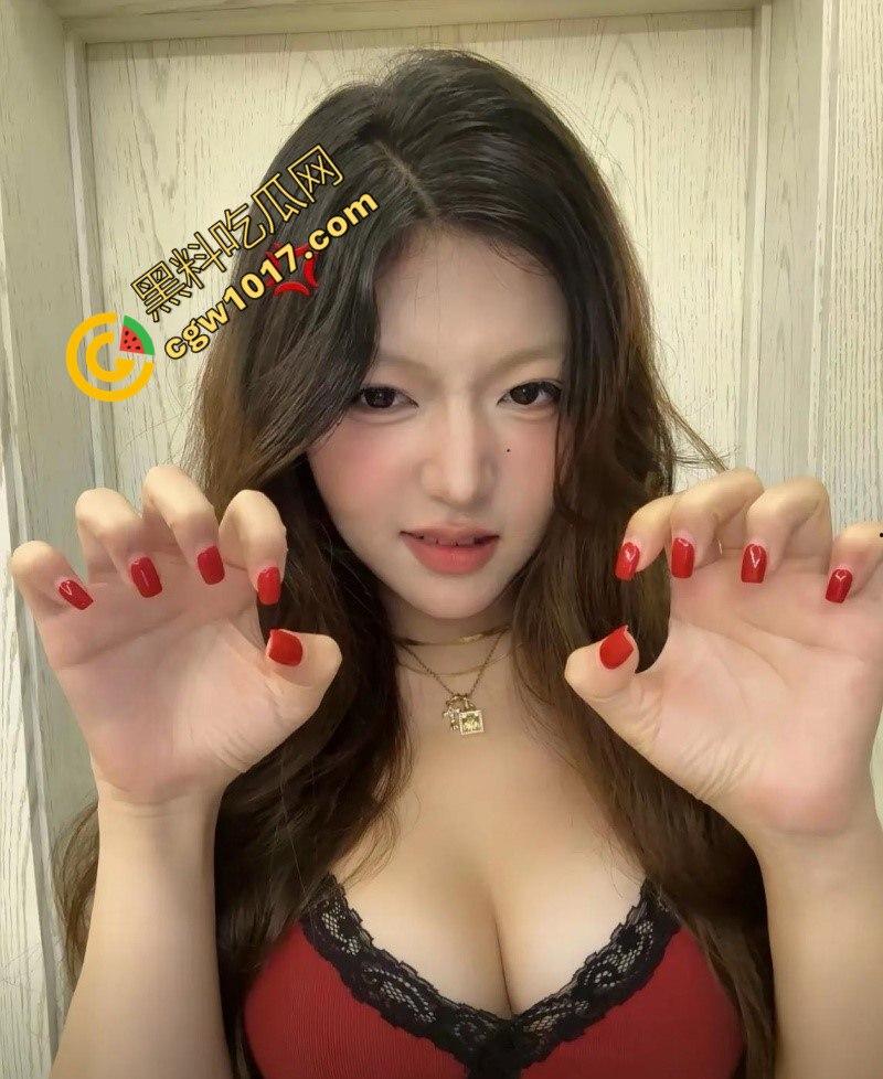 抖音颜值主播【悲伤以期】服侍榜一大哥视频遭泄密！情趣内衣跪舔金主巨屌，被按头强制深喉！视频曝光后直接销号跑路！  第1张