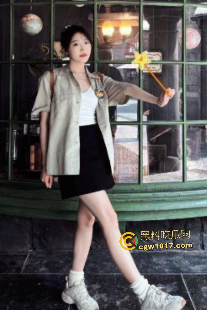 云南大学老师嫌工资低被富二代学生包养，黑丝渔网袜戴眼罩跪舔，厕所镜前站立后入还吐舌，这是真母狗！  第1张