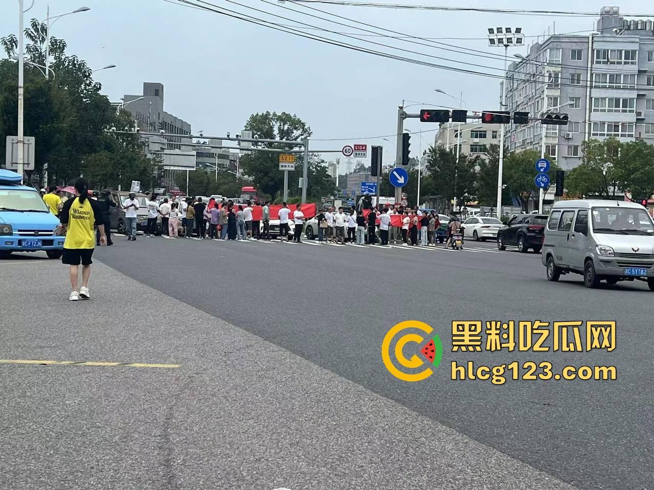 讨薪没错,但拦路等于找事!拦了路?特别人员分分钟把你请去喝茶! 第7张 讨薪没错,但拦路等于找事!拦了路?特别人员分分钟把你请去喝茶! 第7张