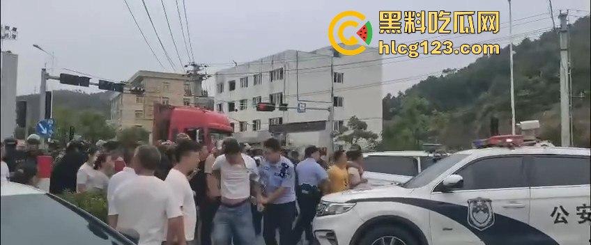 讨薪没错,但拦路等于找事!拦了路?特别人员分分钟把你请去喝茶! 第9张 讨薪没错,但拦路等于找事!拦了路?特别人员分分钟把你请去喝茶! 第9张