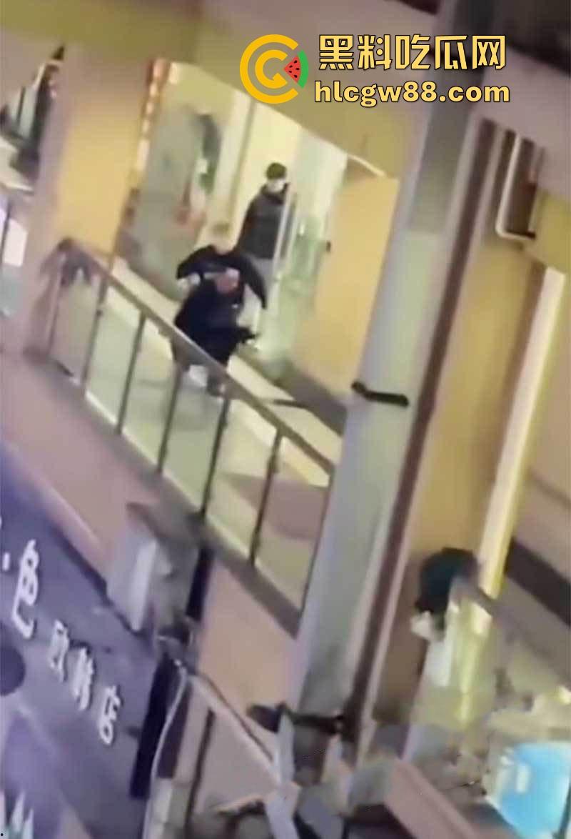 重庆厕偷拍男玩脱了，被情侣堵个正着，心虚跳楼逃跑，结果直接摔逼逼了，多处骨折进医院！  第2张