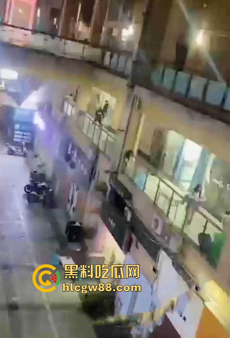 重庆厕偷拍男玩脱了，被情侣堵个正着，心虚跳楼逃跑，结果直接摔逼逼了，多处骨折进医院！  第4张