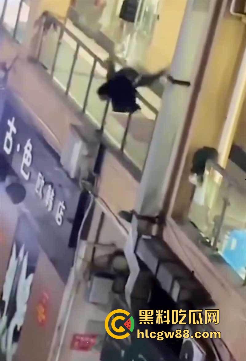 重庆厕偷拍男玩脱了，被情侣堵个正着，心虚跳楼逃跑，结果直接摔逼逼了，多处骨折进医院！  第6张