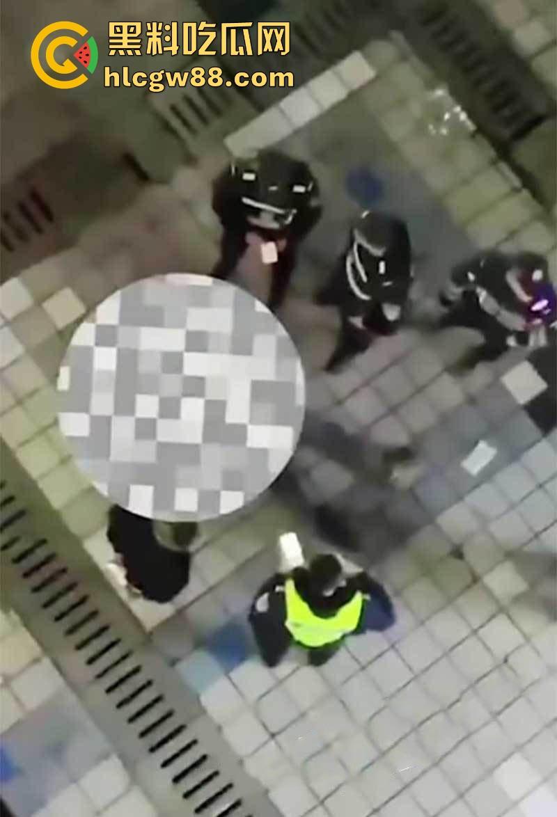 重庆厕偷拍男玩脱了，被情侣堵个正着，心虚跳楼逃跑，结果直接摔逼逼了，多处骨折进医院！  第7张