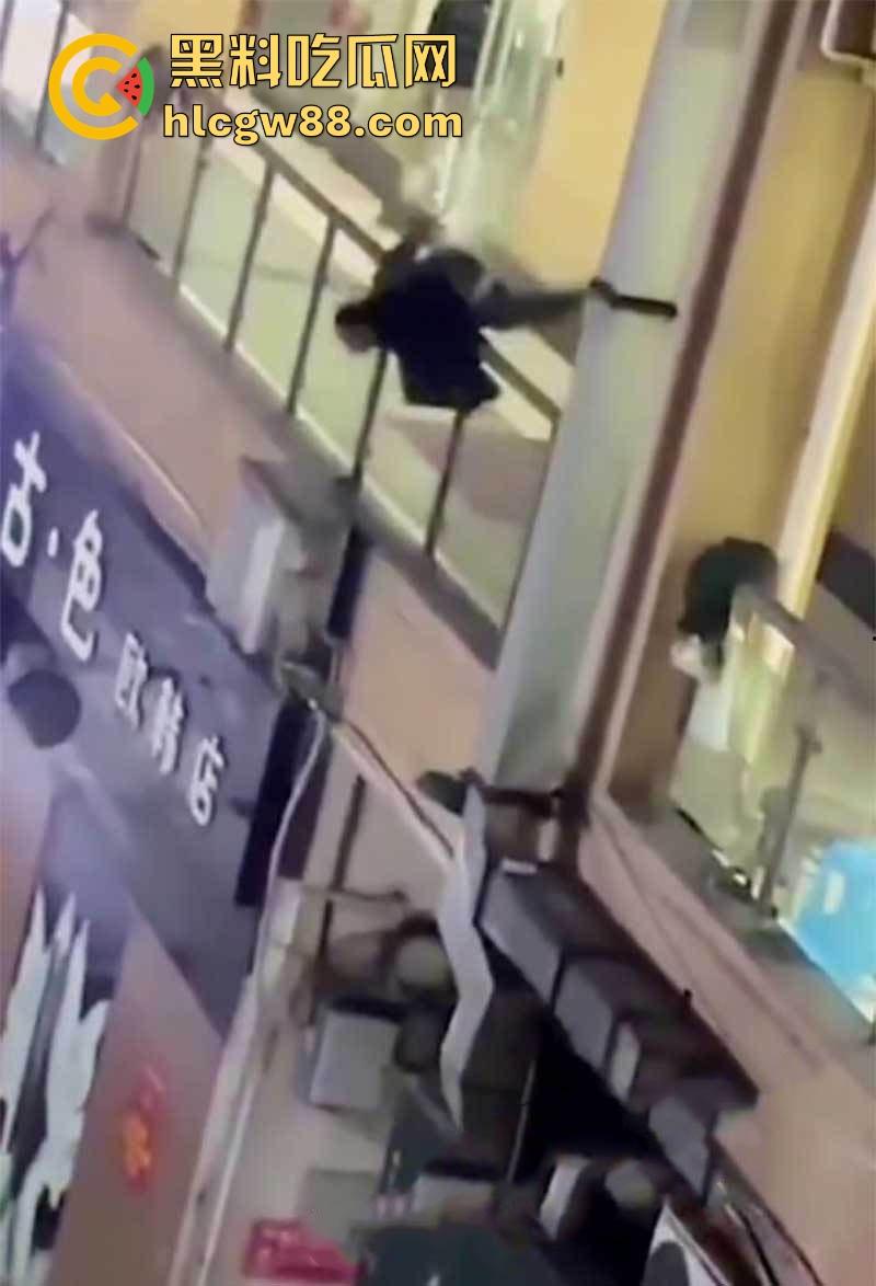 重庆厕偷拍男玩脱了，被情侣堵个正着，心虚跳楼逃跑，结果直接摔逼逼了，多处骨折进医院！  第8张