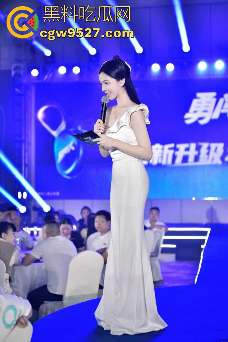 成都市温江区【岳芯涵】，四川音乐学院硕士母狗，巨乳长腿身材超赞，男友一边打电话，一边被黑人爆操！  第1张