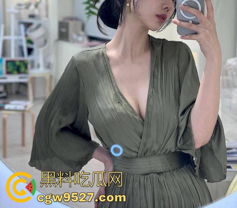 成都市温江区【岳芯涵】，四川音乐学院硕士母狗，巨乳长腿身材超赞，男友一边打电话，一边被黑人爆操！  第3张