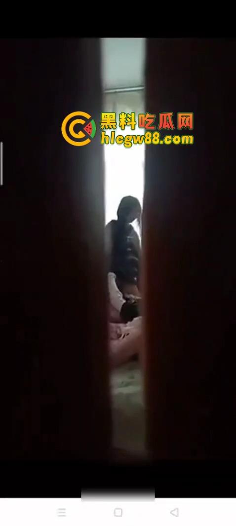 不懂就问，舍友开门就操女友，是憋疯了不管不顾，还是故意让我旁观刺激他们的变态癖好？  第9张