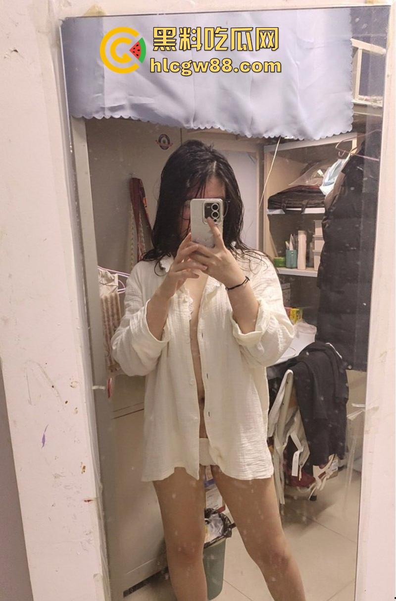 洛阳师范学院【王钦辉】肥臀眼镜骚母狗 被绿帽男友带出去群交约炮 并分享私拍视频供大家欣赏  第3张