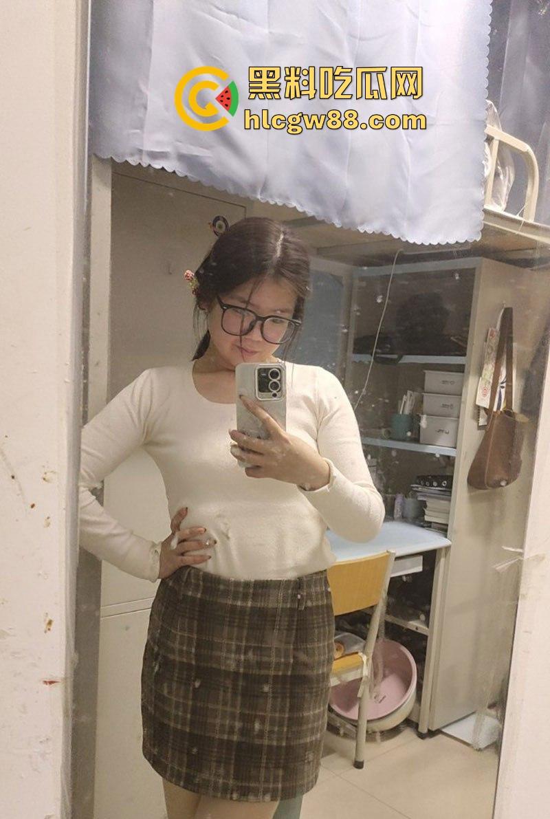 洛阳师范学院【王钦辉】肥臀眼镜骚母狗 被绿帽男友带出去群交约炮 并分享私拍视频供大家欣赏  第4张