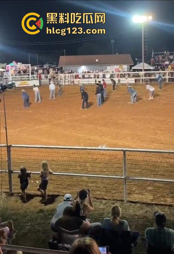 勇敢者的游戏：留在圈里拿10万美元？被牛撞一下骨折赚70万，这笔买卖真划算！  第7张