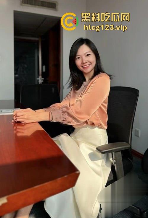 华夏航空传媒女强人『王文丽』趁老公不在家，和男同事偷情，后入爆操黑丝长腿，情趣内衣撩到爆炸！  第3张