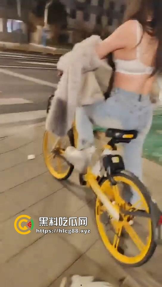 16迈雅迪追不上醉酒的燕子，运动内衣骑单车奶子乱甩，电车狼精神硬得值个赞！  第1张