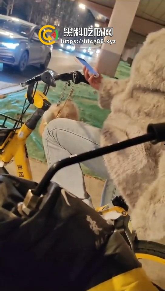 16迈雅迪追不上醉酒的燕子，运动内衣骑单车奶子乱甩，电车狼精神硬得值个赞！  第2张