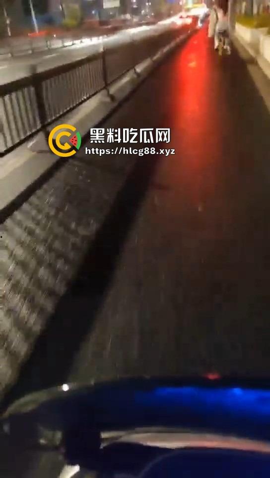 16迈雅迪追不上醉酒的燕子，运动内衣骑单车奶子乱甩，电车狼精神硬得值个赞！  第5张