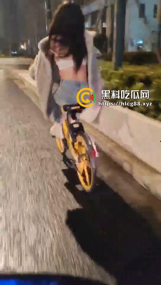 16迈雅迪追不上醉酒的燕子，运动内衣骑单车奶子乱甩，电车狼精神硬得值个赞！  第6张