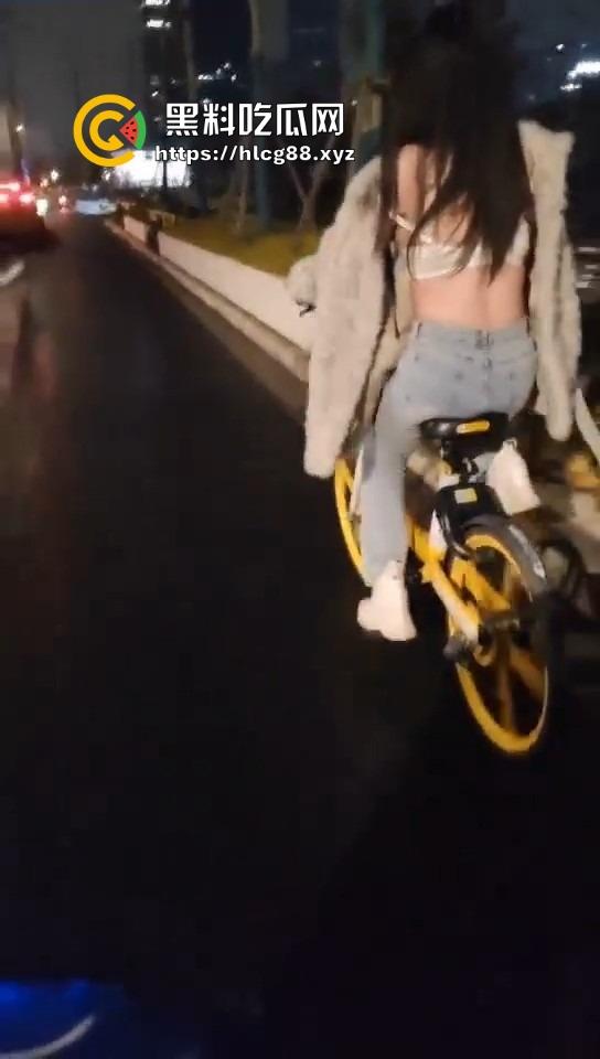 16迈雅迪追不上醉酒的燕子，运动内衣骑单车奶子乱甩，电车狼精神硬得值个赞！  第7张