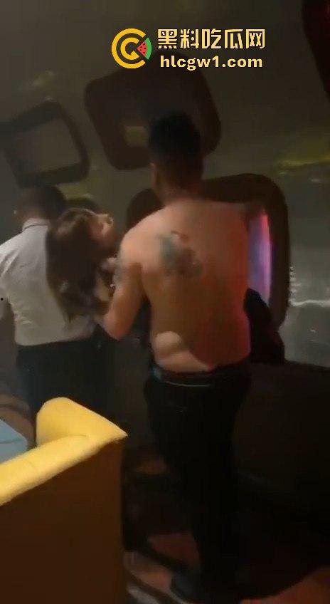 青岛MKD NIGHT醉妹喝醉成大漏勺吐晕厕所，大熊壮汉半裸上身直接扛走，敢问这算不算犯法？  第4张