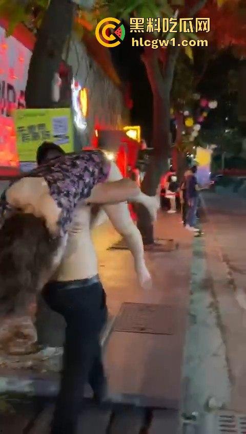 青岛MKD NIGHT醉妹喝醉成大漏勺吐晕厕所，大熊壮汉半裸上身直接扛走，敢问这算不算犯法？  第5张