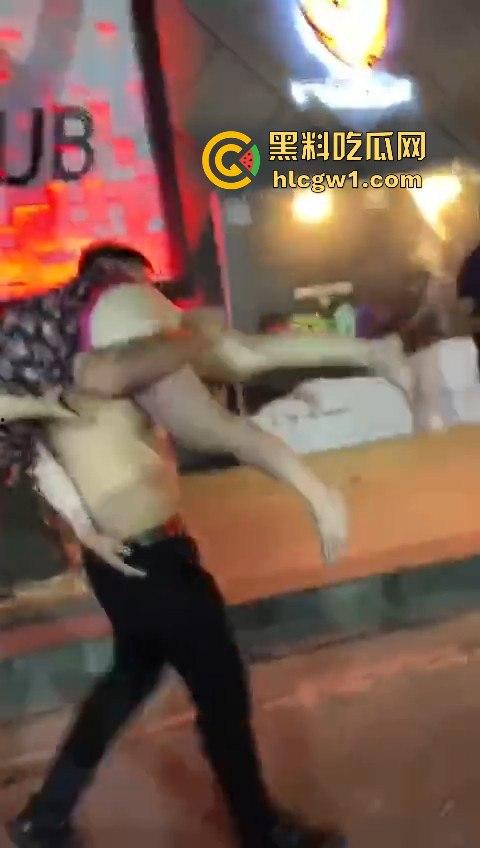 青岛MKD NIGHT醉妹喝醉成大漏勺吐晕厕所，大熊壮汉半裸上身直接扛走，敢问这算不算犯法？  第8张