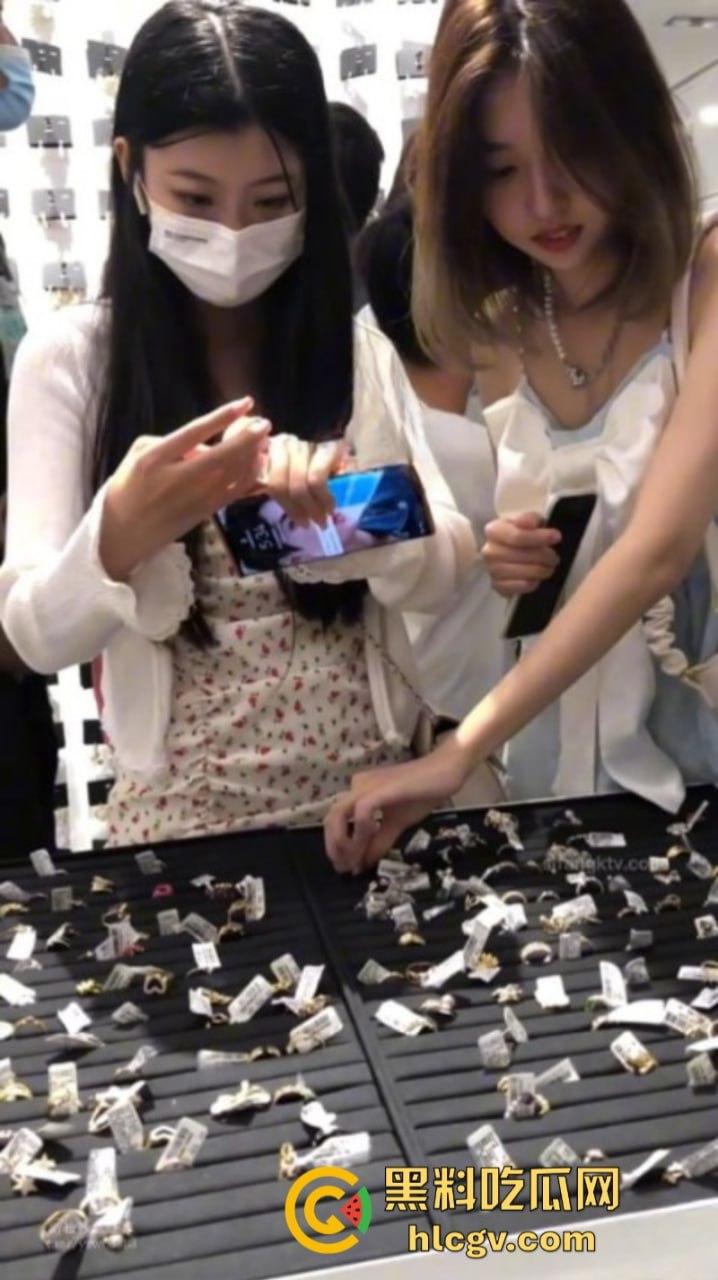 高质量抄底合集 视奸各种妹子裙下风光 美鲍逼缝尽显骚货之姿  第5张