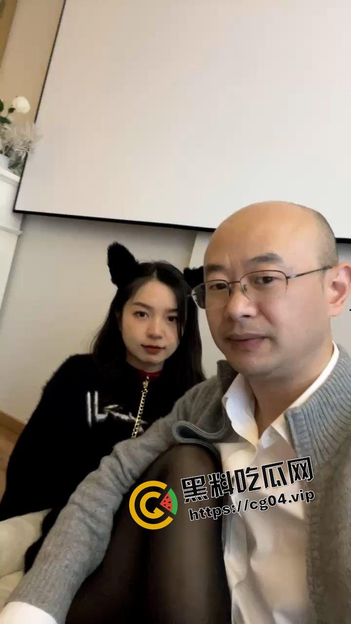 爱我是你的谎言 小丑竟是我自己 ！一切都只是你的主人给你下达的任务罢了  黄毛原来不是黄毛 也可以事秃头 第8张