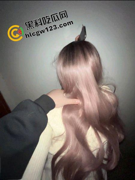 哥哥不在家，弟弟偷拉嫂子楼道猛操，抱着嫂子骚逼无套狂干射满嘴，事后聊骚曝哥哥也爱口爆！  第4张