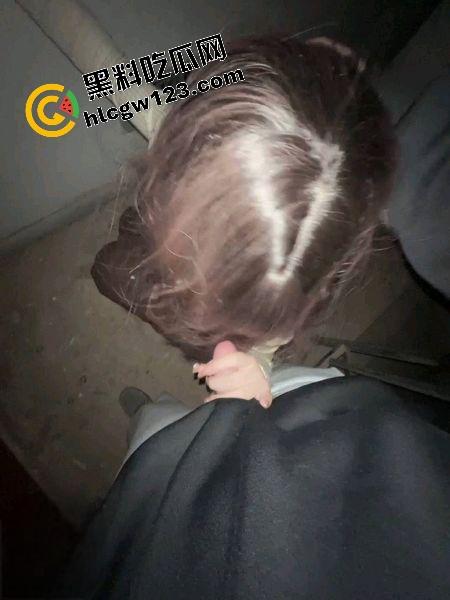 哥哥不在家，弟弟偷拉嫂子楼道猛操，抱着嫂子骚逼无套狂干射满嘴，事后聊骚曝哥哥也爱口爆！  第5张