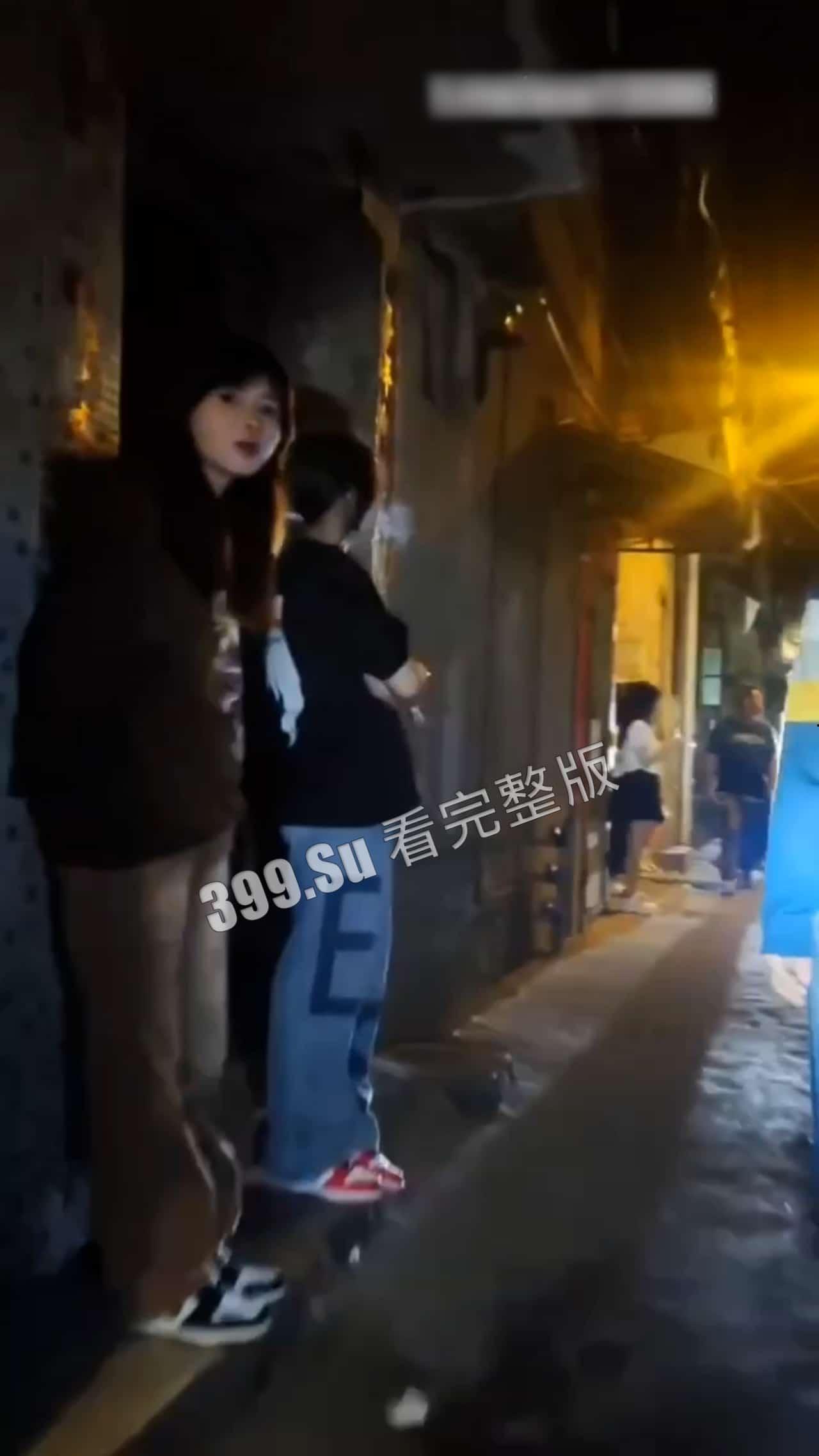 扫街 爱你孤身走暗巷，爱你不贵的模样。戰嗎？戰啊！  第2张