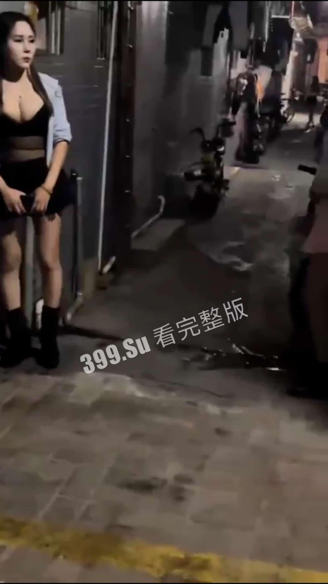 扫街 爱你孤身走暗巷，爱你不贵的模样。戰嗎？戰啊！  第3张